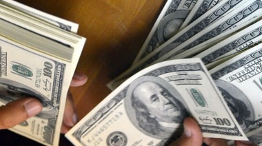 Buscan calmar la subida del dólar con nueva deuda y tasas de interés muy altas