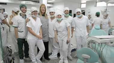 Margarita Stolbizer junto a estudiantes en la Universidad de la Plata