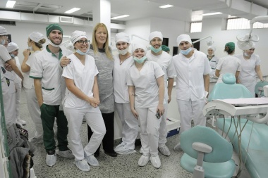 Margarita Stolbizer junto a estudiantes en la Universidad de la Plata