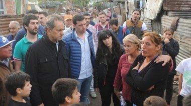 De campaña, Scioli apuntó al Gobierno por insistir en que “éste es el único camino"