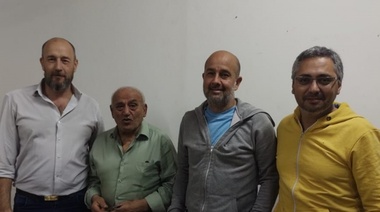 Autoridades de Grupo Junín y municipales con vecinos del barrio Emilio Mitre