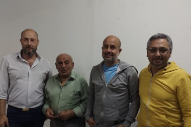 Autoridades de Grupo Junín y municipales con vecinos del barrio Emilio Mitre