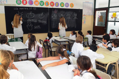 Cláusula de revisión y sumas al básico, los planteos docentes para iniciar 2023