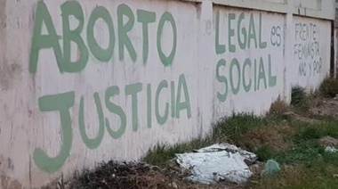 Detuvieron a dos mujeres por realizar pintadas por el aborto legal