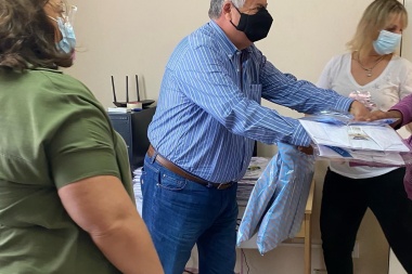 Entrega de materiales y útiles escolares para el incio del ciclo lectivo en General Arenales