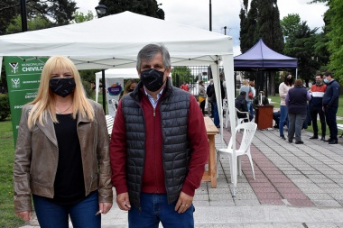 Britos y sus funcionarios atendieron en la Plaza Moreno de Chivilcoy