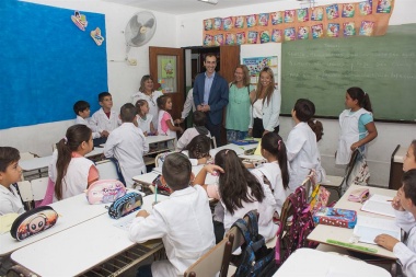 Petrecca en el inicio del ciclo lectivo "felicitó" a los docentes que "reclaman, pero dentro del aula"