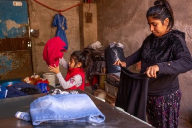 4 de cada 10 mujeres bonaerenses que crían solas a sus hijos no tienen trabajos formales