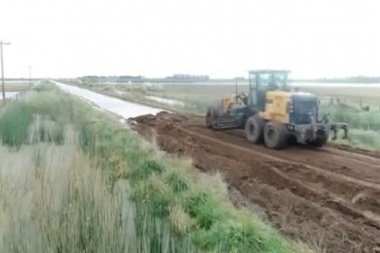 En Casares trabajan para recuperar caminos cortados por el agua