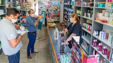 Fiscalizan precios máximos en farmacias y despensas de barrio