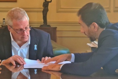 Perczyk firmó convenio con Petrecca por seis obras para establecimientos de Junín