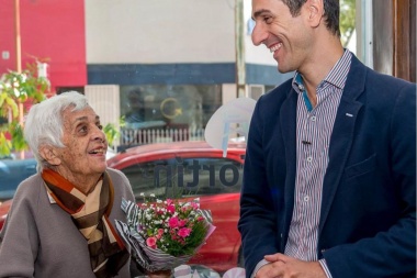 Agenda por el Día de la Mujer: Petrecca visitó a las “Damas de Rosa”