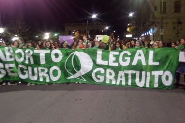 Organizaciones feministas invitan a seguir el debate del senado por pantalla gigante en Junín