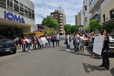 Prestadores de salud van al paro y acampe en IOMA por pagos adeudados