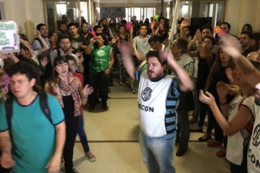 Trabajadores de Astilleros toman el ministerio de Economía en La Plata