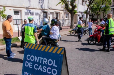 Operativo especial: reconocieron a vecinos que circulaban en moto con casco