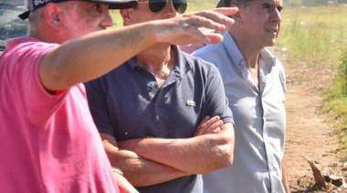 Dos intendentes de UxP recorrieron canales de desagûes en Rivadavia
