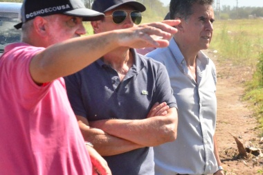 Dos intendentes de UxP recorrieron canales de desagûes en Rivadavia