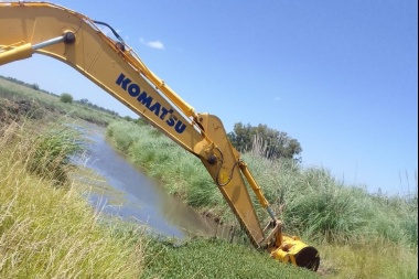 Equipos viales provinciales gestionados por Lago ya trabajan en la limpieza de canales