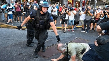 Represión, heridos y detenidos en la protesta de jubilados con apoyo de hinchas de fútbol