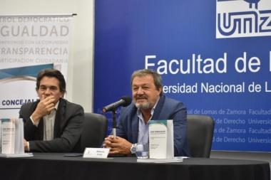 Roberto Costa presentó "Los concejales" en la Universidad de Lomas de Zamora
