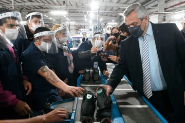 Alberto recorrió en Chivilcoy una empresa de calzado deportivo que reabrió este año