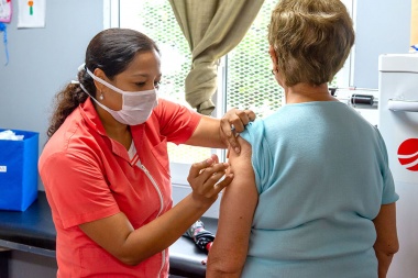 Aún sin nuevas dosis, Alem y Ameghino superan el promedio de adultos mayores vacunados