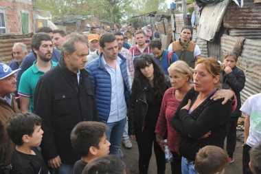 De campaña, Scioli apuntó al Gobierno por insistir en que “éste es el único camino"