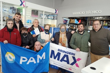 PAMI Junín entregó recursos del Programa “Fútbol para todos”