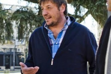 "Si están tan seguros con el expediente que lo aprueben con la mayoría que tienen", criticó Bertone
