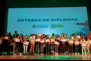 Entrega de diplomas de la escuela municipal de idiomas en Rivadavia