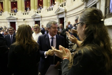 Emilio Monzó terminó con el canje de pasajes y estableció un plus por movilidad