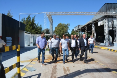 Funcionarios de nación y provincia en 9 de Julio luego del incendio de la fábrica La Aurora