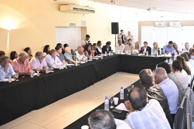 Kicillof reunió a intendentes propios y recibió apoyo externo en la cuarta