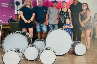 Battaglia hizo entrega de más instrumentos para el carnaval arenalense