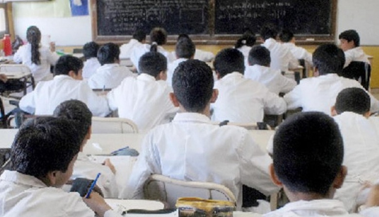 La Provincia firmó el convenio para que 653 escuelas sumen una hora más de clases