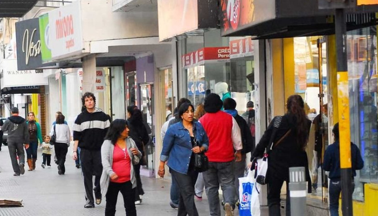Según el Indec, la pobreza es del 31,6% y bajó 6,5% en el primer semestre