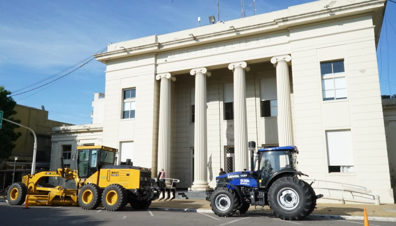 Millonaria Inversión Vial: Trenque Lauquen compró motoniveladora, tractor y dos camiones 0 km