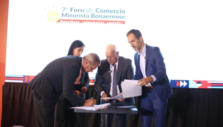 Petrecca firmó un convenio para transformar la calle Rivadavia en un Centro Comercial Abierto