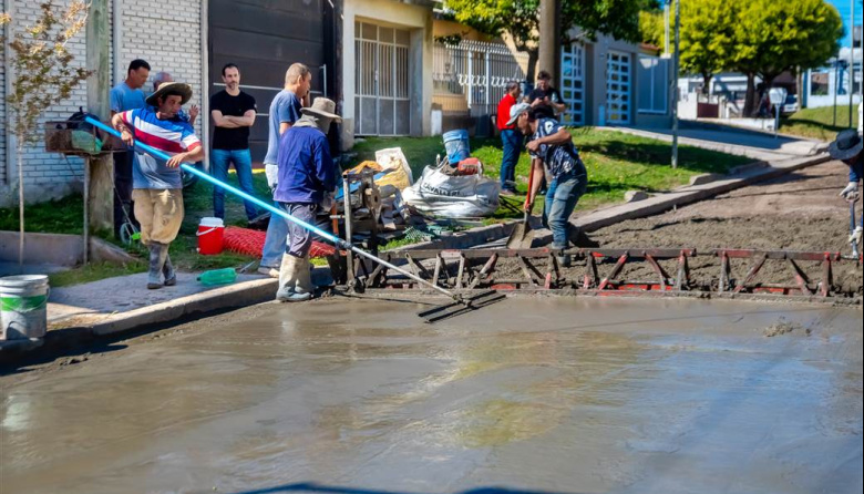 Con un "palito" a la oposición Petrecca recorrió avance de tareas de pavimentación