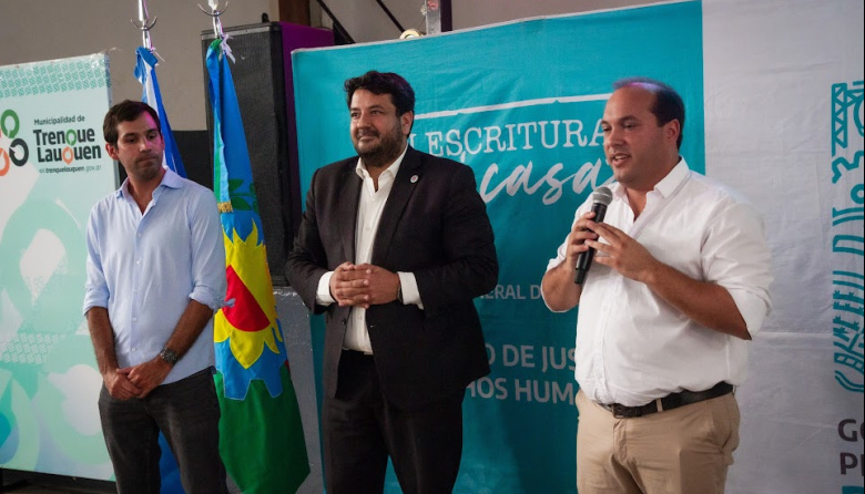 Recoulat y Mena entregaron 400 escrituras y destacaron la garantía del derecho a la propiedad