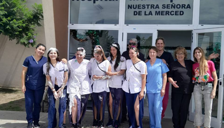 Tras asumir como intendente, Gaute saludó a egresadas de la Tecnicatura en Enfermería