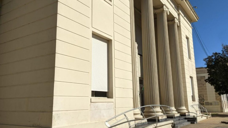 La administración Recoulat depósito los salarios para los municipales