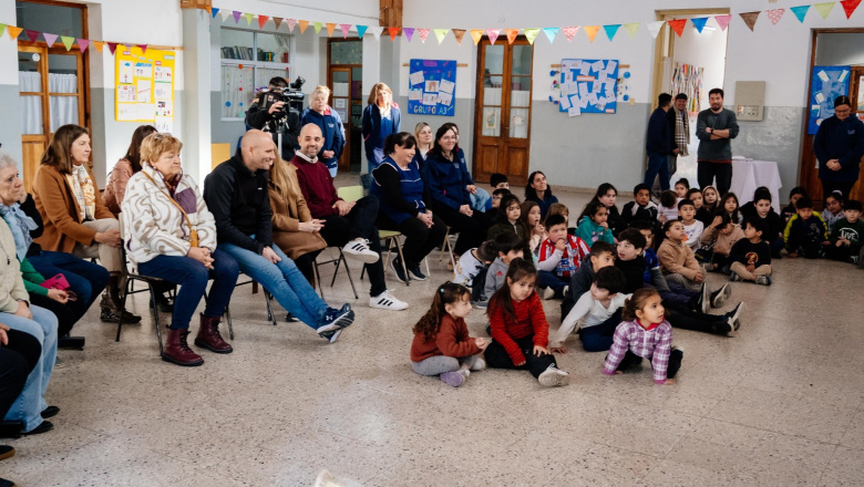Lago visitó obras en el Centro Educativo Complementario de Alberti