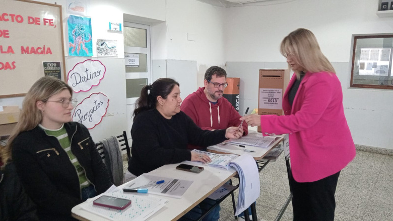 "Creo en el valor de participar, de sumar miradas", dijo Revilla al emitir su voto