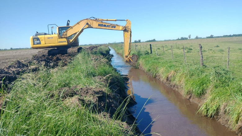 Limpian canales de la zona rural de Alberti para favorecer escurrimiento de agua