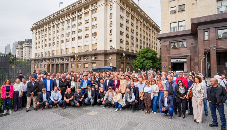 Intendentes reclamaron a Milei por la baja de la nafta y la reactivación de la obra pública