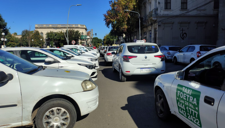 Taxistas se movilizaron en Junín y exigieron reglas claras frente a Uber