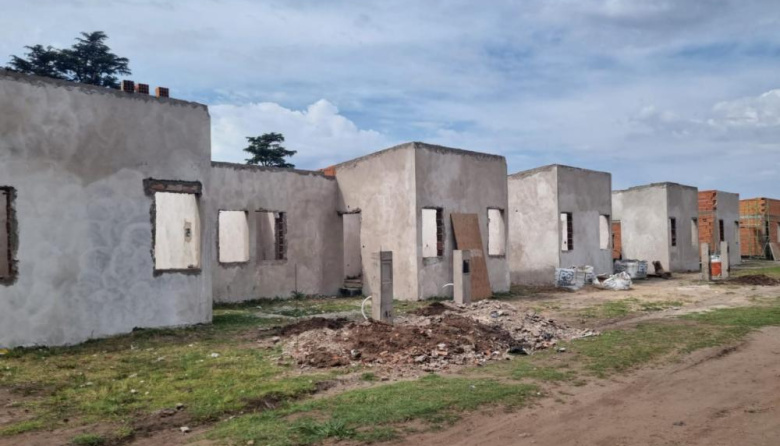 Reclaman a provincia respuestas por la paralización de 25 viviendas en Junín