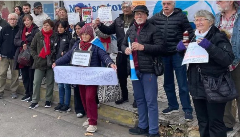 Jubilados se manifestaron frente al PAMI Junín: "estamos ante un genocidio silencioso" 
